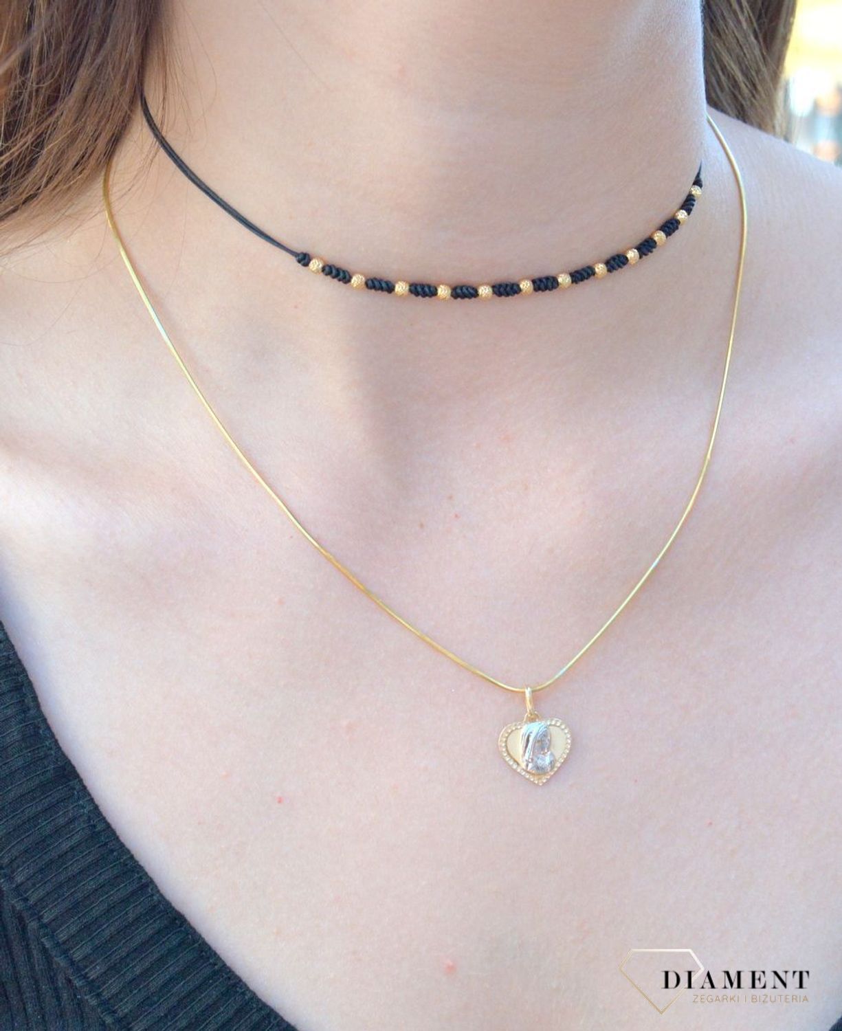 Złota zawieszka 333 medalik wizerunek Matka Boska ZA 3781A 333. Piękny medalik o bogatej symbolice religijnej. Religijną biżuterię wykonano z 8-karatowego żółtego i białego złota, kruszcu od wielu setek lat symbolizującego d.jpg